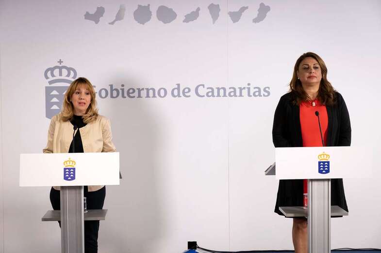 Rosa Dávila, este lunes junto a la también consejera Cristina Valido (Foto TA)